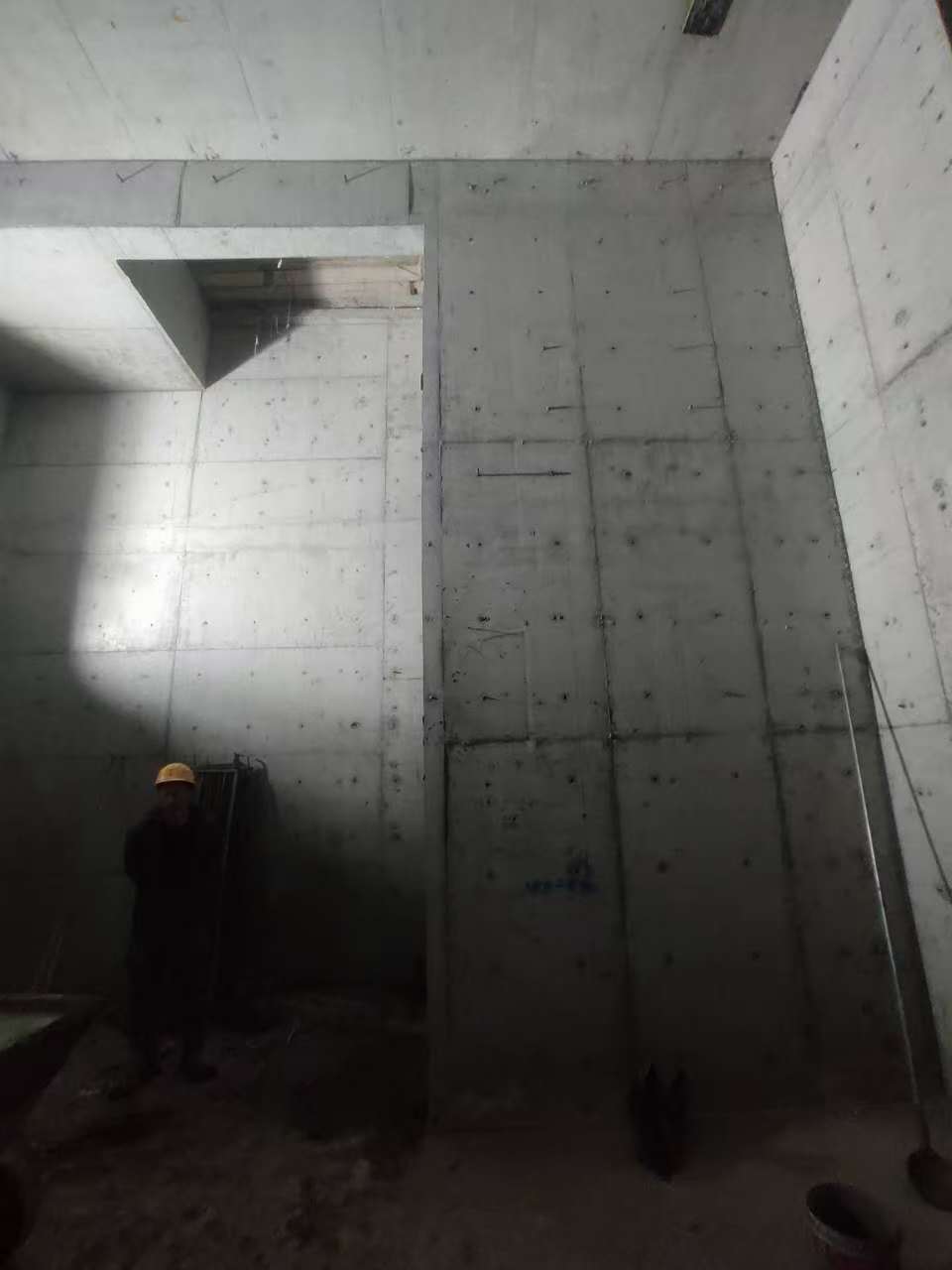 沉湖管委会墙上开槽钢筋断了有影响吗